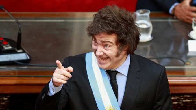 Javier Milei, presidente de Argentina, durante un acto oficial en medio de la consolidación del superávit fiscal y la recuperación económica del país. Foto: Reuters.