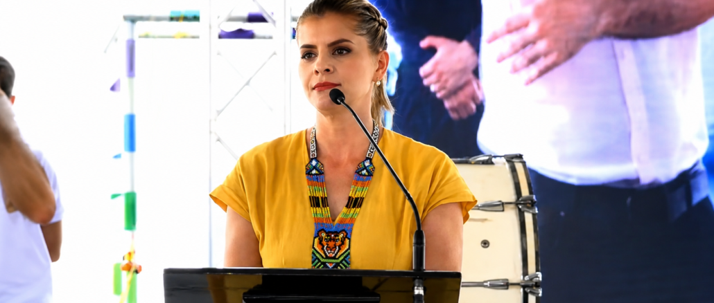 La presidenta de Costa Rica, Laura Fernández, durante la firma de la ley que permitirá impulsar la construcción de la Marina de Limón.