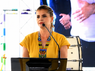La presidenta de Costa Rica, Laura Fernández, durante la firma de la ley que permitirá impulsar la construcción de la Marina de Limón.