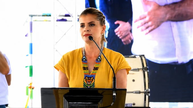 La presidenta de Costa Rica, Laura Fernández, durante la firma de la ley que permitirá impulsar la construcción de la Marina de Limón.