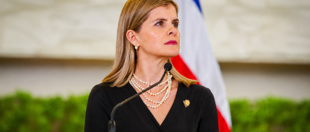 La presidenta de Costa Rica, Laura Fernández, durante una conferencia oficial en la que abordó la posibilidad de convocar un referéndum para proyectos estratégicos.