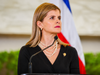 La presidenta de Costa Rica, Laura Fernández, durante una conferencia oficial en la que abordó la posibilidad de convocar un referéndum para proyectos estratégicos.