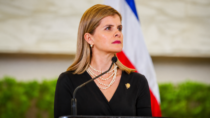 La presidenta de Costa Rica, Laura Fernández, durante una conferencia oficial en la que abordó la posibilidad de convocar un referéndum para proyectos estratégicos.