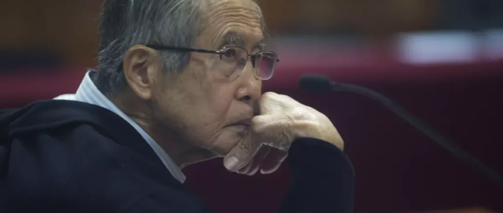 Alberto Fujimori en juicio a través de una ventana en Lima 2016