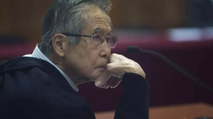 Alberto Fujimori en juicio a través de una ventana en Lima 2016