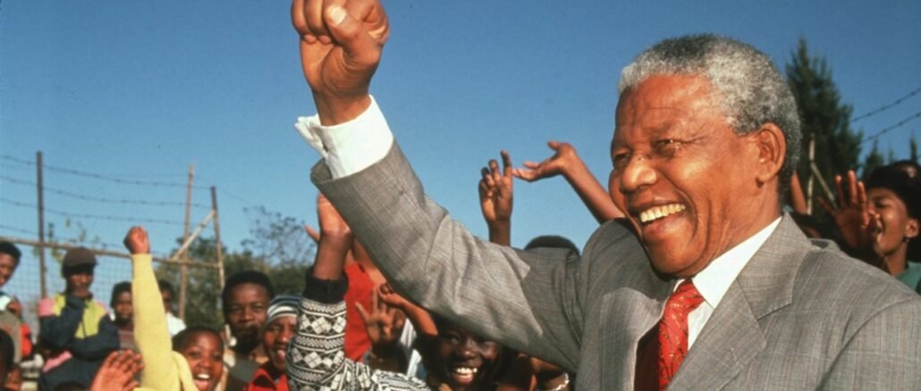 Nelson Mandela durante un discurso sobre la reconciliación nacional en Sudáfrica.