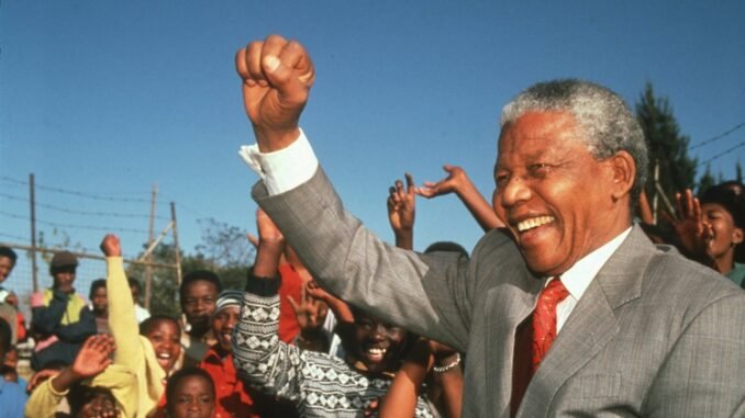 Nelson Mandela durante un discurso sobre la reconciliación nacional en Sudáfrica.