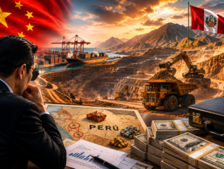 Vista panorámica de una mina de cobre en Perú con elementos que representan la inversión china y el contexto geopolítico.