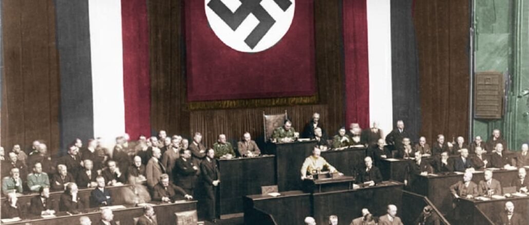Análisis del mensaje de Adolfo Hitler y las masas en un desfile de propaganda nazi.
