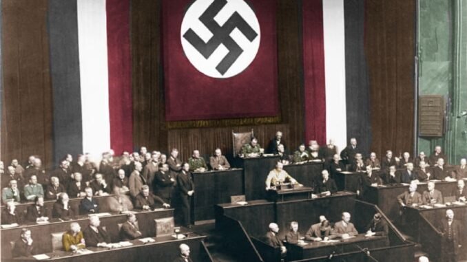 Análisis del mensaje de Adolfo Hitler y las masas en un desfile de propaganda nazi.