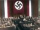 Análisis del mensaje de Adolfo Hitler y las masas en un desfile de propaganda nazi.