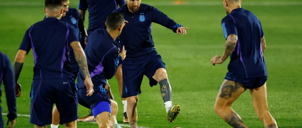 Lionel Messi en sesión de entrenamiento utilizando dispositivos de tecnología deportiva para monitoreo de rendimiento.