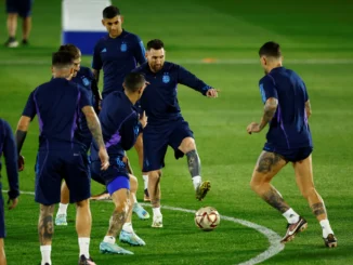 Lionel Messi en sesión de entrenamiento utilizando dispositivos de tecnología deportiva para monitoreo de rendimiento.