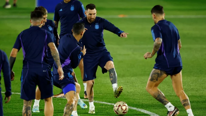 Lionel Messi en sesión de entrenamiento utilizando dispositivos de tecnología deportiva para monitoreo de rendimiento.
