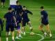 Lionel Messi en sesión de entrenamiento utilizando dispositivos de tecnología deportiva para monitoreo de rendimiento.