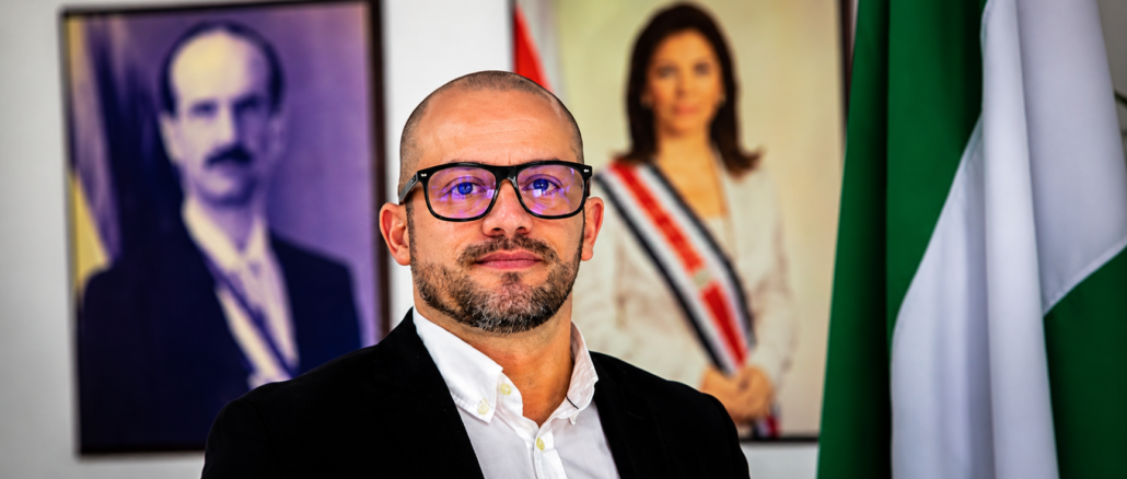 Miguel Guillén, secretario general del Partido Liberación Nacional (PLN), durante una comparecencia pública tras responder a las declaraciones de Rodrigo Chaves sobre el partido.