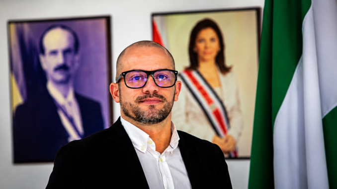 Miguel Guillén, secretario general del Partido Liberación Nacional (PLN), durante una comparecencia pública tras responder a las declaraciones de Rodrigo Chaves sobre el partido.