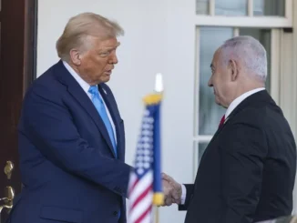 Donald Trump y Benjamín Netanyahu en la Casa Blanca analizando el Netanyahu arresto EE. UU. y la CPI.