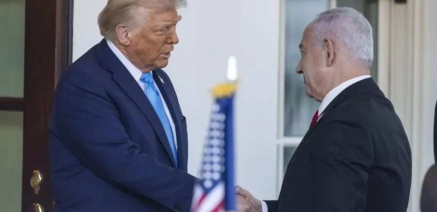 Donald Trump y Benjamín Netanyahu en la Casa Blanca analizando el Netanyahu arresto EE. UU. y la CPI.