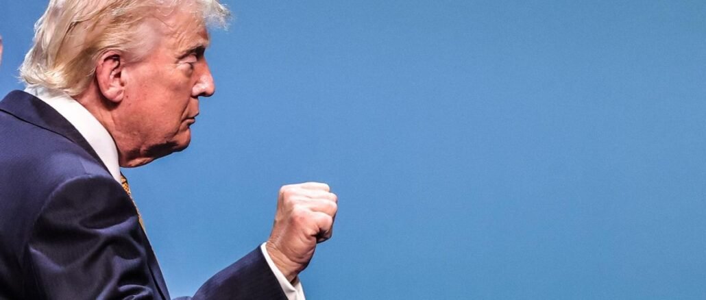 Donald Trump durante un acto oficial mientras Israel alerta a Estados Unidos sobre un presunto plan iraní para asesinarlo.