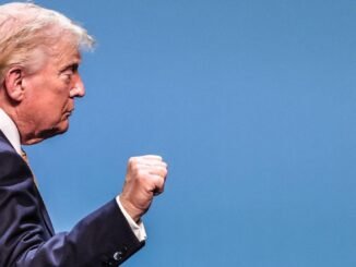 Donald Trump durante un acto oficial mientras Israel alerta a Estados Unidos sobre un presunto plan iraní para asesinarlo.