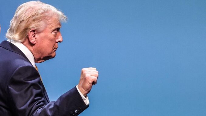 Donald Trump durante un acto oficial mientras Israel alerta a Estados Unidos sobre un presunto plan iraní para asesinarlo.