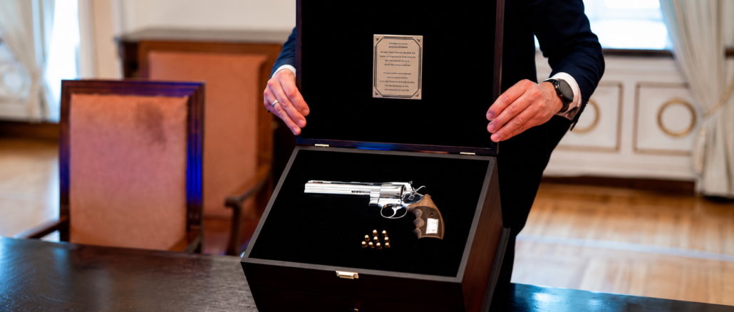 Revólver líderes OTAN: arma personalizada con seis balas entregada por el presidente turco Recep Tayyip Erdogan durante la cumbre de la OTAN en Ankara.
