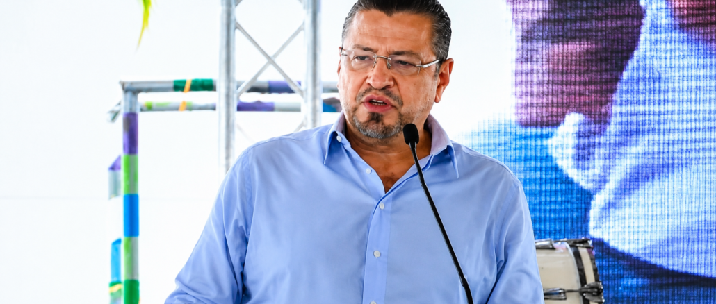 Rodrigo Chaves durante un discurso oficial en Limón, donde cuestionó al Frente Amplio y al PLN tras la aprobación de la ley para la Marina de Limón.