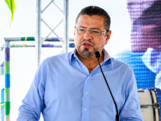 Rodrigo Chaves durante un discurso oficial en Limón, donde cuestionó al Frente Amplio y al PLN tras la aprobación de la ley para la Marina de Limón.