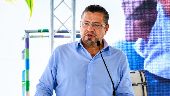 Rodrigo Chaves durante un discurso oficial en Limón, donde cuestionó al Frente Amplio y al PLN tras la aprobación de la ley para la Marina de Limón.