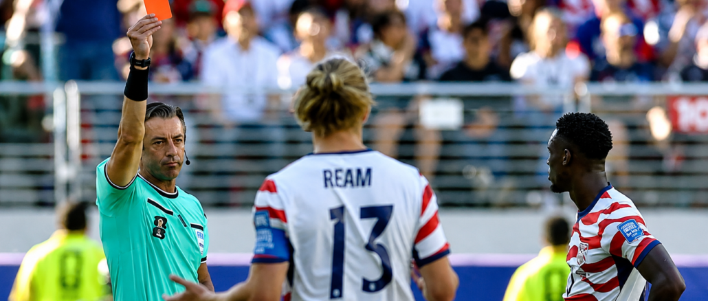 Árbitro muestra la tarjeta roja a Folarin Balogun durante el partido entre Estados Unidos y Bosnia y Herzegovina en el Mundial 2026.