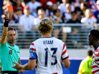Árbitro muestra la tarjeta roja a Folarin Balogun durante el partido entre Estados Unidos y Bosnia y Herzegovina en el Mundial 2026.
