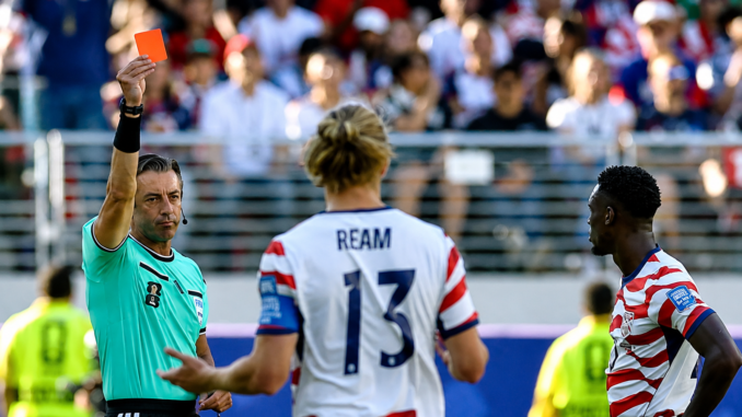 Árbitro muestra la tarjeta roja a Folarin Balogun durante el partido entre Estados Unidos y Bosnia y Herzegovina en el Mundial 2026.
