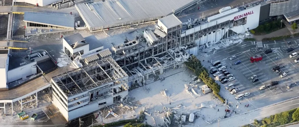 Centro comercial derrumbado en Kumamoto y militares japoneses en labores de emergencia
