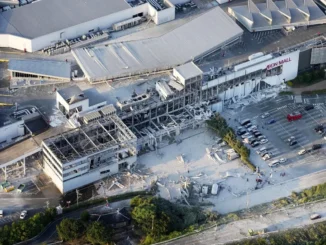 Centro comercial derrumbado en Kumamoto y militares japoneses en labores de emergencia