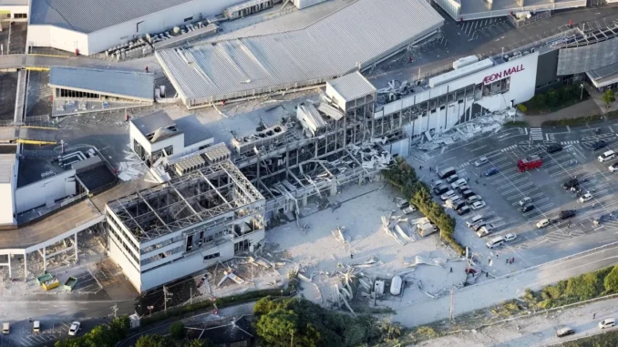 Centro comercial derrumbado en Kumamoto y militares japoneses en labores de emergencia