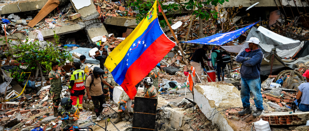 Equipos de rescate buscan sobrevivientes entre edificios colapsados tras el terremoto en La Guaira, Venezuela.