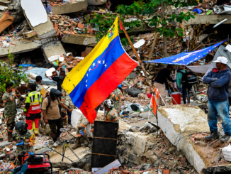 Equipos de rescate buscan sobrevivientes entre edificios colapsados tras el terremoto en La Guaira, Venezuela.