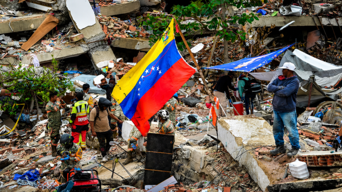 Equipos de rescate buscan sobrevivientes entre edificios colapsados tras el terremoto en La Guaira, Venezuela.