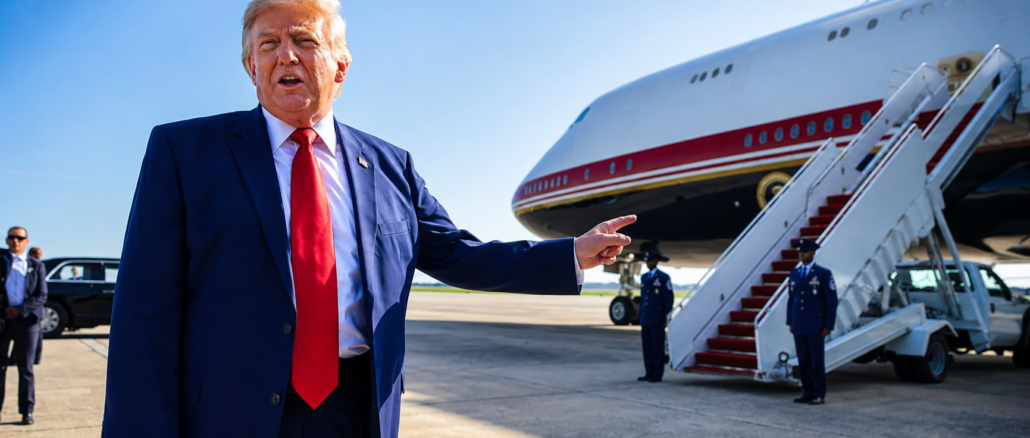 El presidente Donald Trump señala el nuevo Air Force One antes de abordar el Boeing 747-8 donado por Catar para uso presidencial.