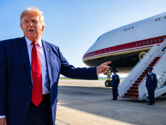 El presidente Donald Trump señala el nuevo Air Force One antes de abordar el Boeing 747-8 donado por Catar para uso presidencial.