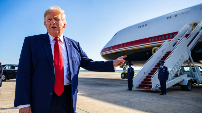El presidente Donald Trump señala el nuevo Air Force One antes de abordar el Boeing 747-8 donado por Catar para uso presidencial.