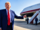 El presidente Donald Trump señala el nuevo Air Force One antes de abordar el Boeing 747-8 donado por Catar para uso presidencial.