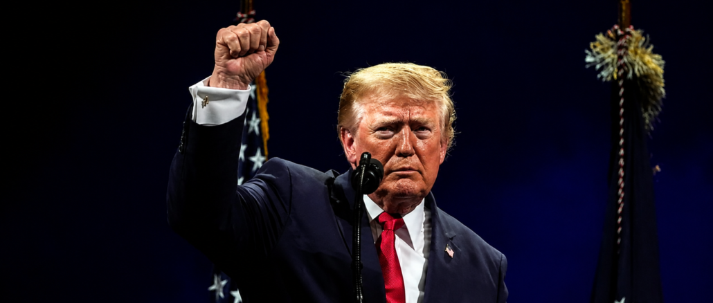 Donald Trump levanta el puño durante su discurso por el 250 aniversario de la Independencia de Estados Unidos mientras defiende el patriotismo y rechaza el comunismo.