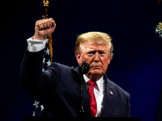 Donald Trump levanta el puño durante su discurso por el 250 aniversario de la Independencia de Estados Unidos mientras defiende el patriotismo y rechaza el comunismo.