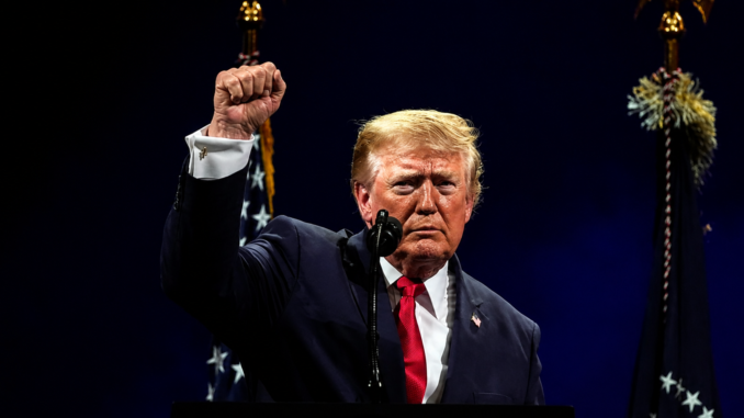 Donald Trump levanta el puño durante su discurso por el 250 aniversario de la Independencia de Estados Unidos mientras defiende el patriotismo y rechaza el comunismo.