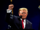 Donald Trump levanta el puño durante su discurso por el 250 aniversario de la Independencia de Estados Unidos mientras defiende el patriotismo y rechaza el comunismo.