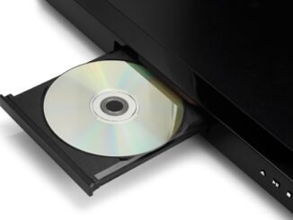 Discos Blu-ray en estantería. Crédito: Getty Images/iStockphoto. Autor: Kuleshin