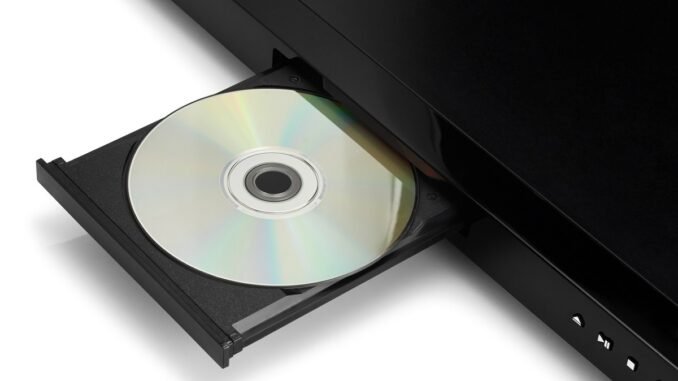 Discos Blu-ray en estantería. Crédito: Getty Images/iStockphoto. Autor: Kuleshin