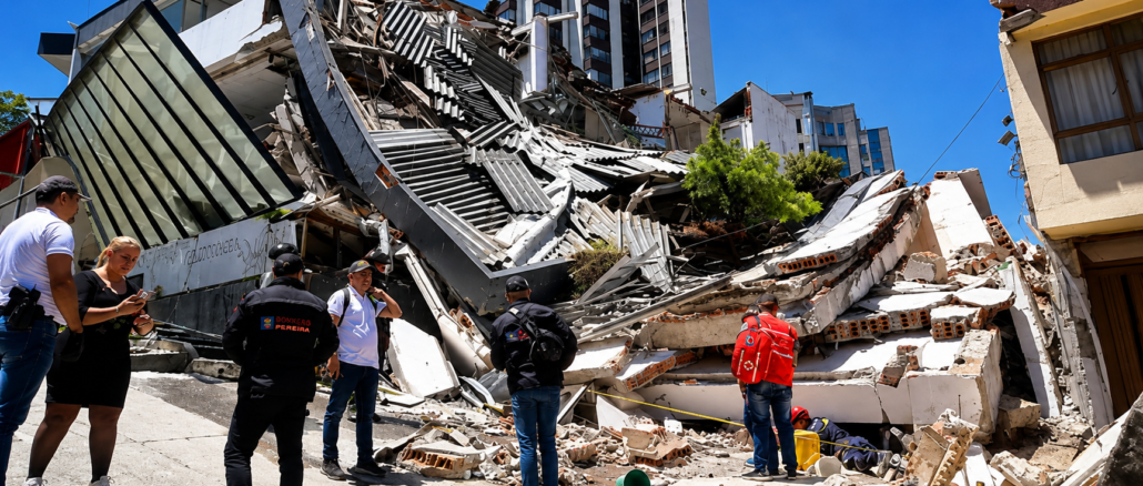 Escombros de un edificio derrumbado en Manizales tras el sismo de 7.4 en Colombia